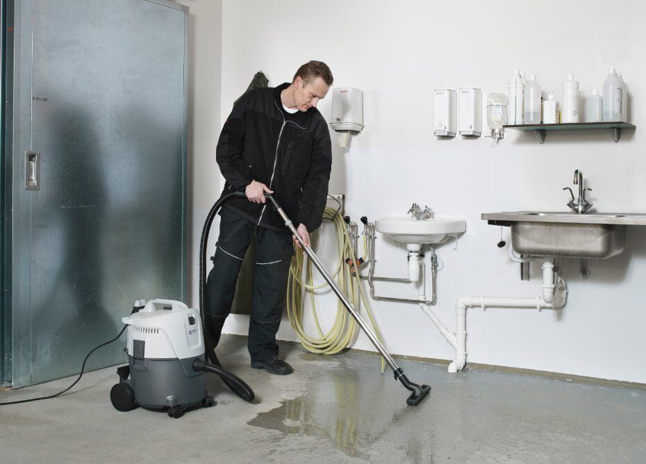 Nilfisk VL200 Wet & Dry Commercial Vacuum Cleaner semi-automatic filter cleaning
