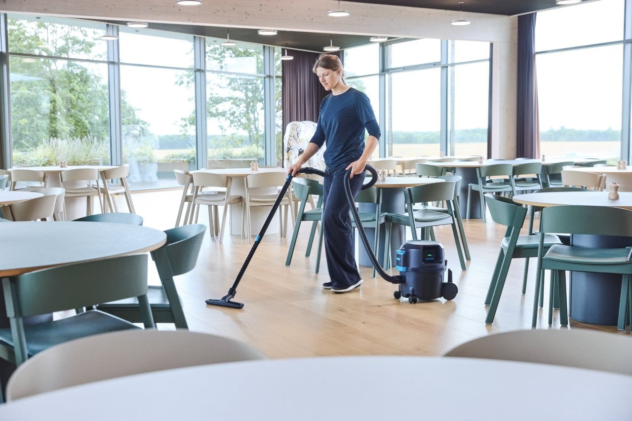 Nilfisk VP500 cordless battery powered commercial vacuum cleaner 90 minutes runtime