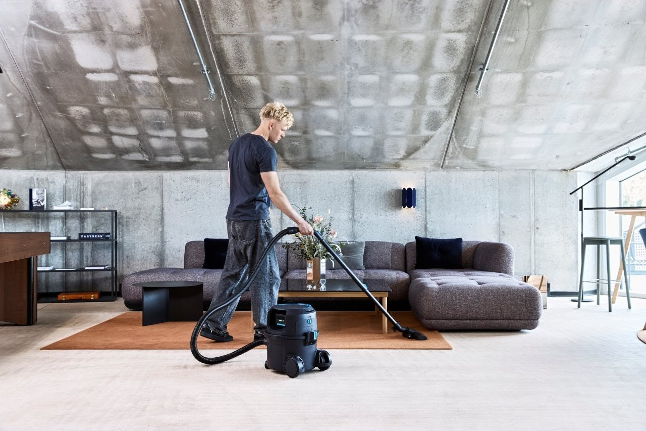 Nilfisk VP500 cordless battery powered commercial vacuum cleaner 90 minutes runtime