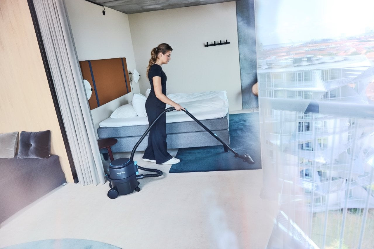 Nilfisk VP500 cordless battery powered commercial vacuum cleaner 90 minutes runtime