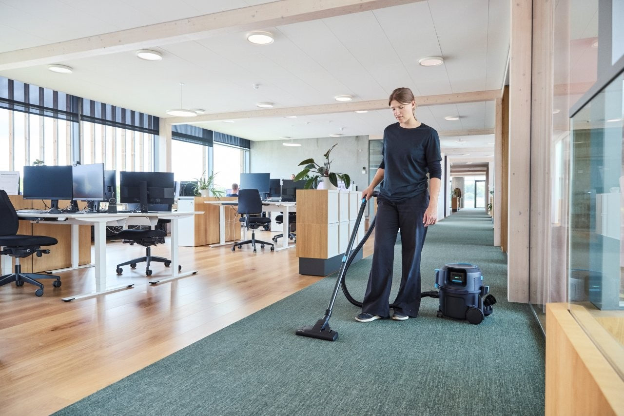 Nilfisk VP500 cordless battery powered commercial vacuum cleaner 90 minutes runtime
