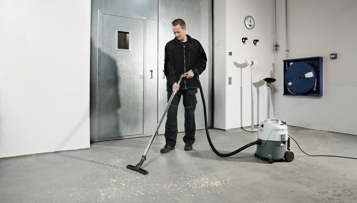 Nilfisk VL200 Wet & Dry Commercial Vacuum Cleaner semi-automatic filter cleaning